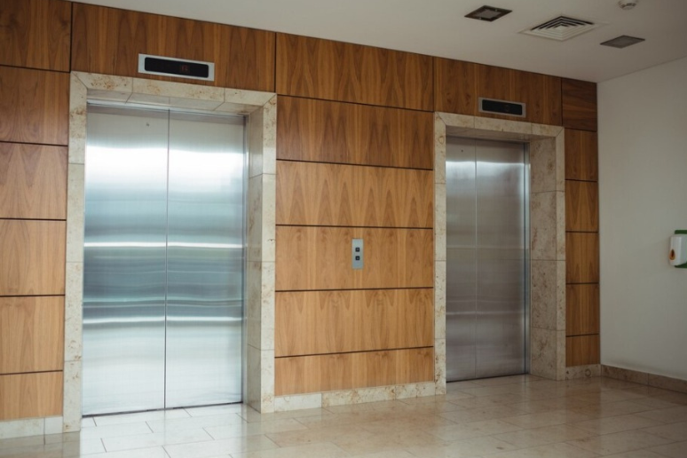 Passangaer lift banner